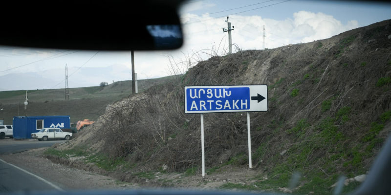 Азербайджан назвал законным решением установку КПП в Лачинском