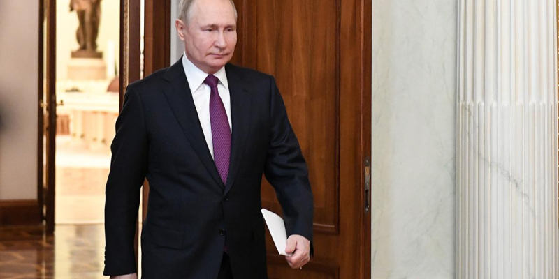 Песков объяснил ночной визит Путина в Кремль