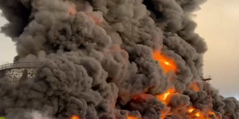 Пожар на складе топлива в Севастополе. Видео